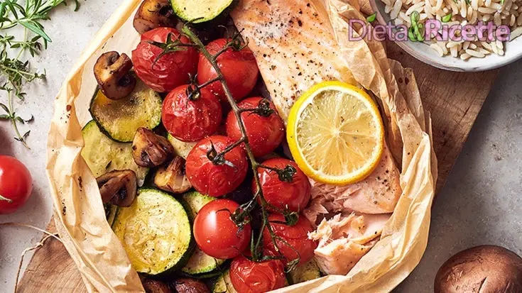 Salmone al forno, la ricetta per cucinare il filetto al cartoccio con verdure