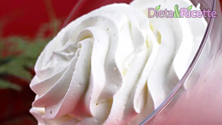 Crema chantilly francese fatta in casa con panna e vaniglia