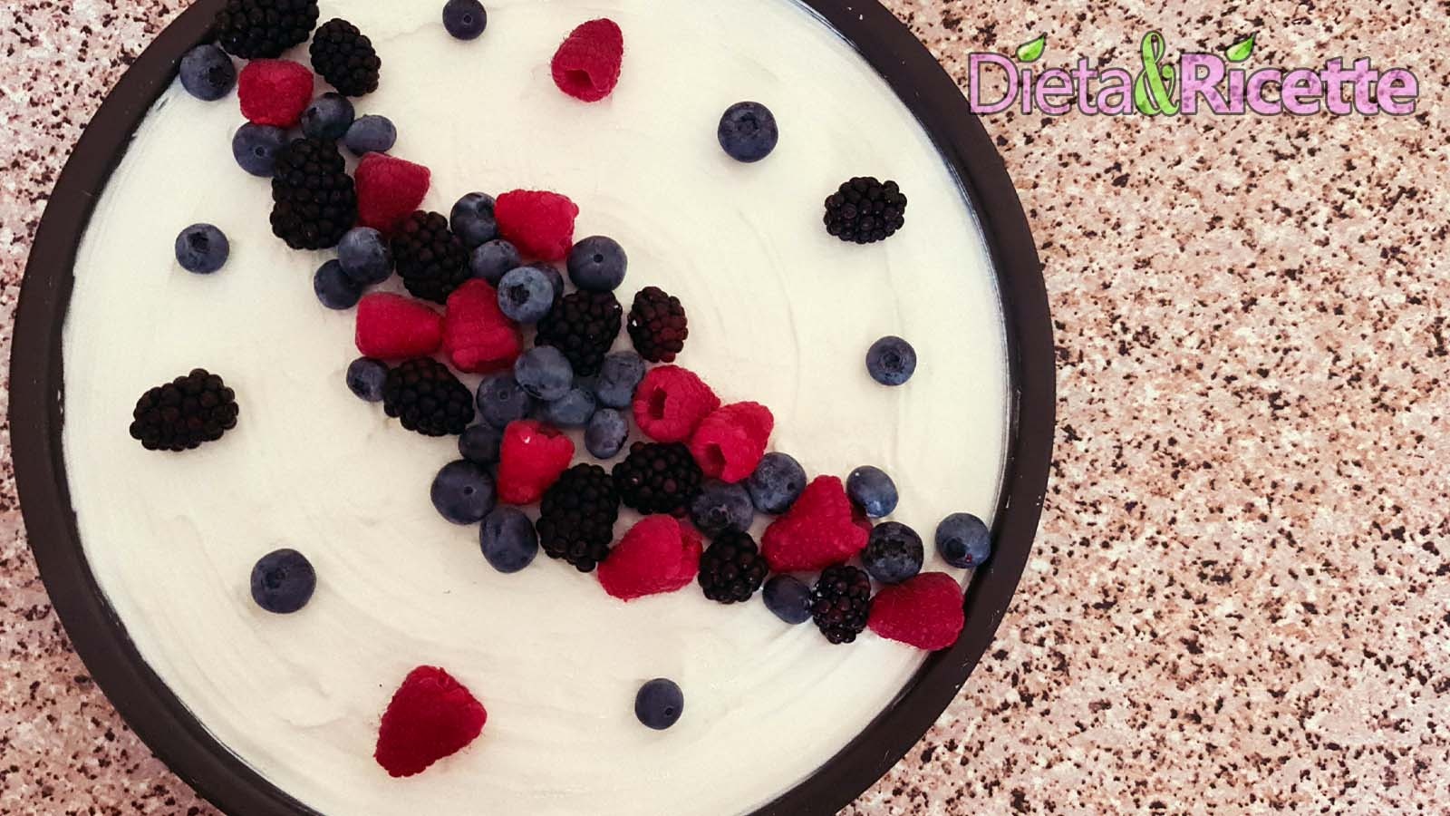 Torta fredda allo yogurt e frutti di bosco: La ricetta senza cottura