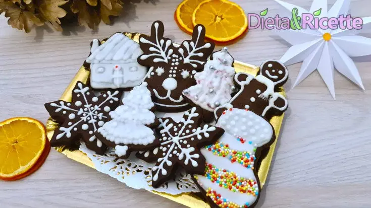 biscotti di natale al cacao decorati ghiaccia reale bianca