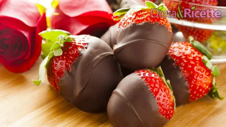Fragole al cioccolato fondente: la ricetta facile per glassare le fragole