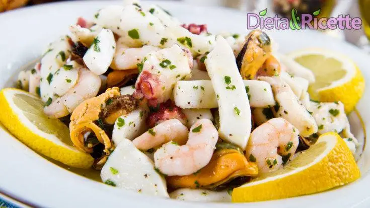Insalata di mare fredda con prezzemolo e citronette al limone