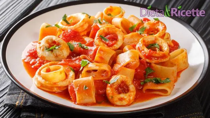 Calamarata napoletana: la ricetta originale con calamari e pomodorini