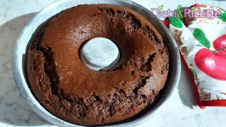 Ciambella al cacao soffice, la Ricetta senza burro pronta in 5 minuti