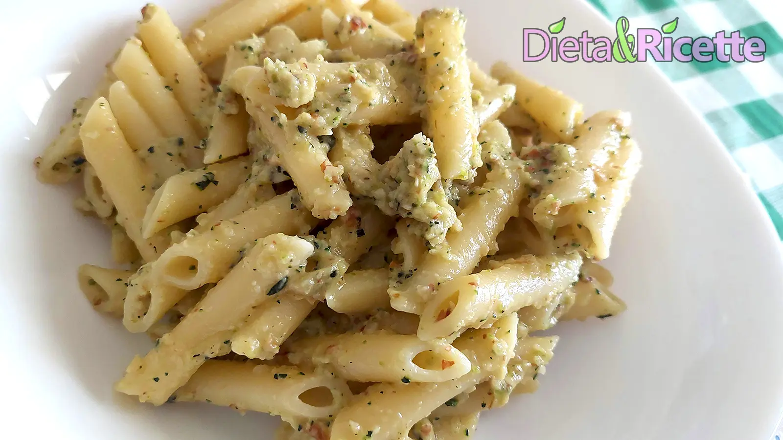 penne lisce con pesto di zucchine mandorle e prezzemolo