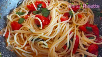 spaghetti pomodorini e basilico con aglio in padella